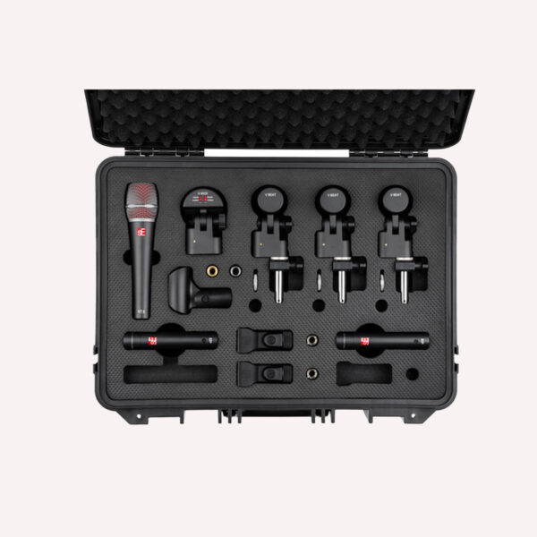 Kit de micrófonos para batería sE Electronics V PACK ARENA completo dentro de su estuche de transporte profesional.