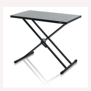 Mesa para DJ con soporte en X GFW-UTL-XSTDTBLTOPSET configurada en un evento.