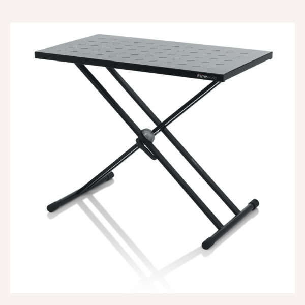 Mesa para DJ con soporte en X GFW-UTL-XSTDTBLTOPSET configurada en un evento.
